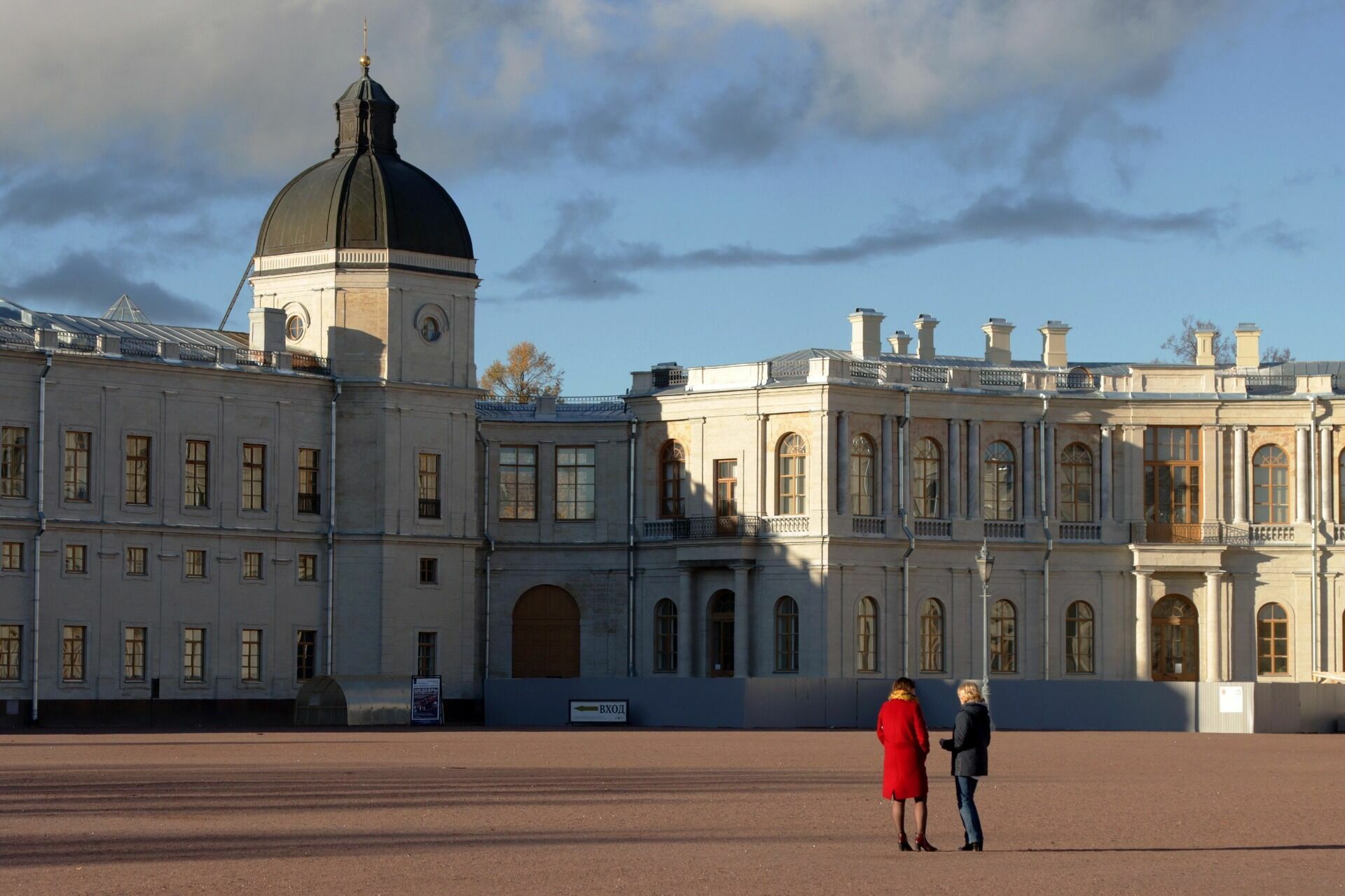 Гатчинский дворец привлекает большое количество туристов.