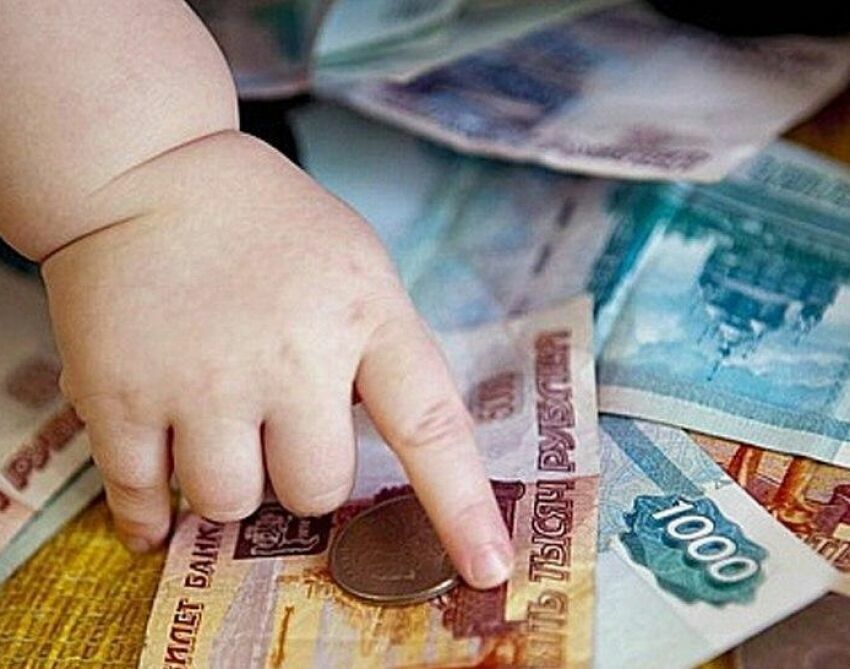 Российские семьи с детьми хотят получать финансовую помощь и позже июля