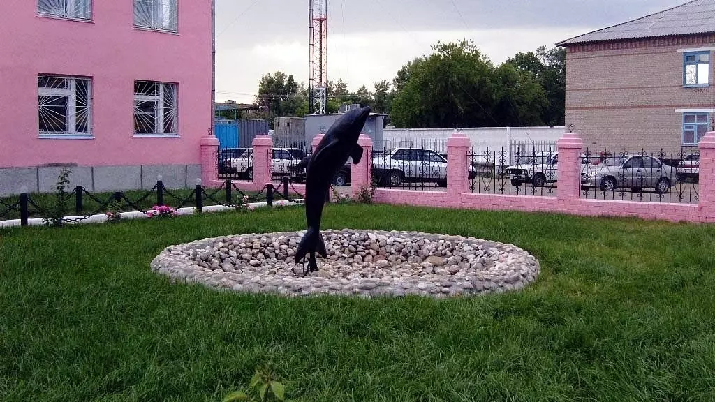 ИК «Черный дельфин» получила название из-за скульптуры во дворе