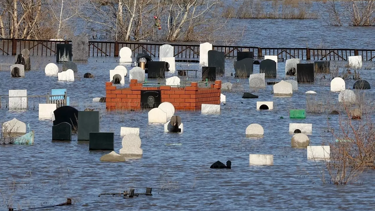 Затопленное кладбище в Орске