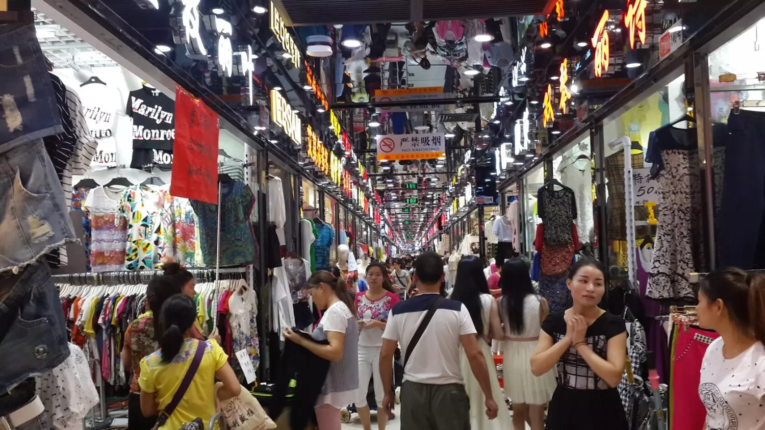 В Китае можно найти одежду на любой вкус и кошелек