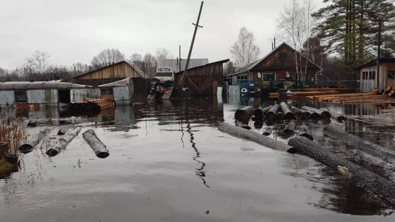 В Хабаровском крае из-за паводков рухнул мост через реку Сутырь