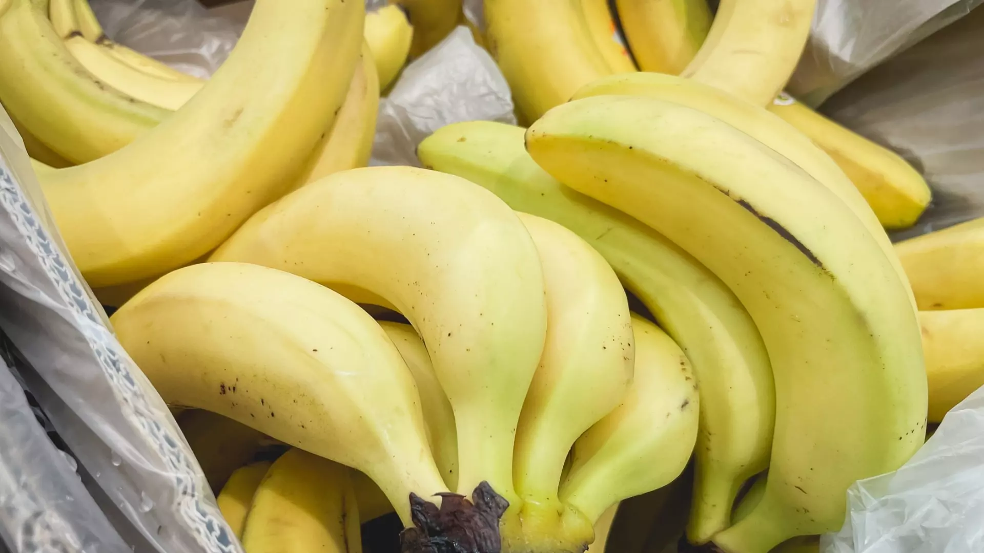 Быстропортящиеся бананы могут оставаться свежими дольше, если хранить их в правильном месте