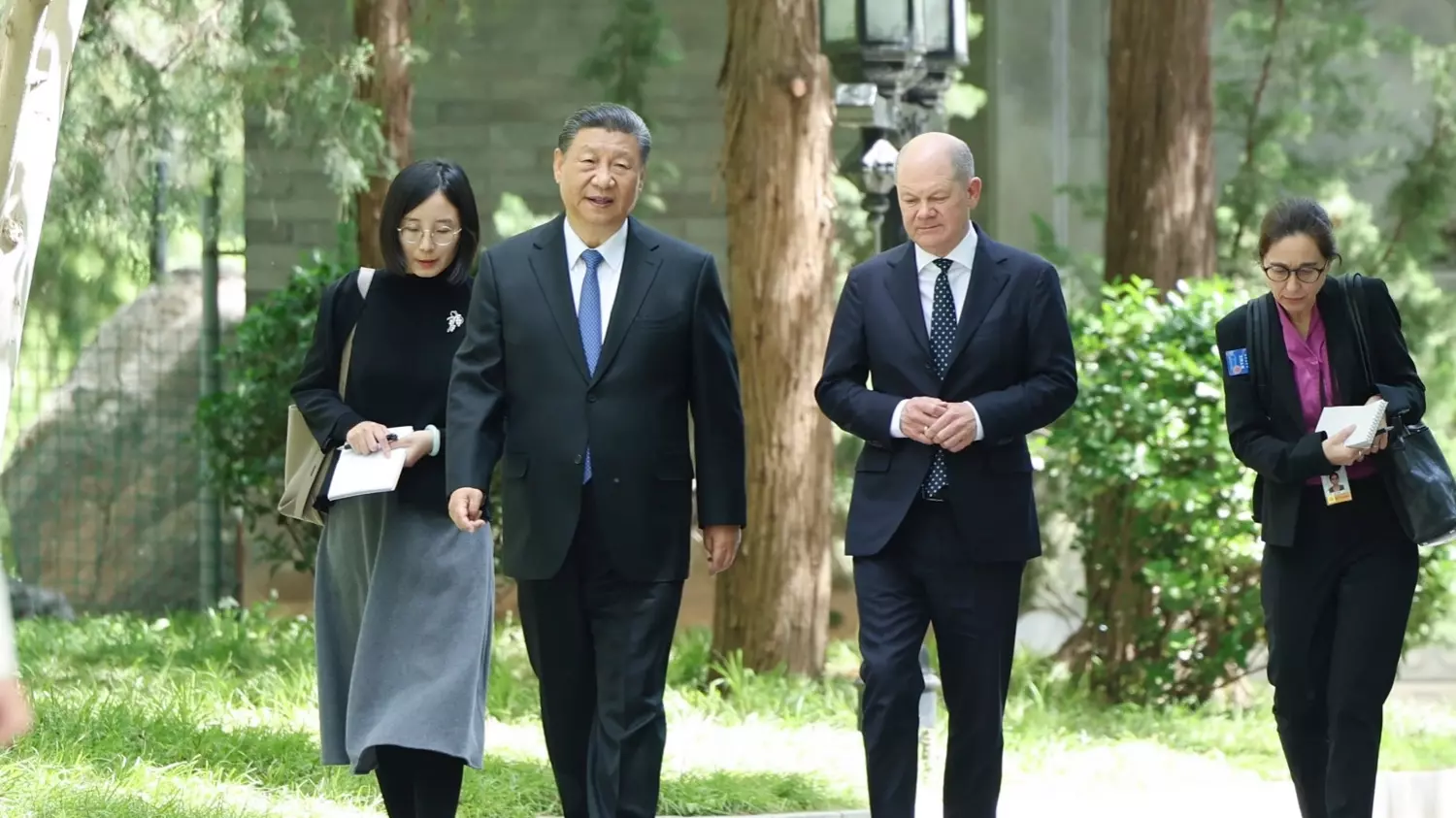 Председатель КНР Си Цзиньпин и канцлер Германии Олаф Шольц (в центре слева направо) «выгуливали» мирный план