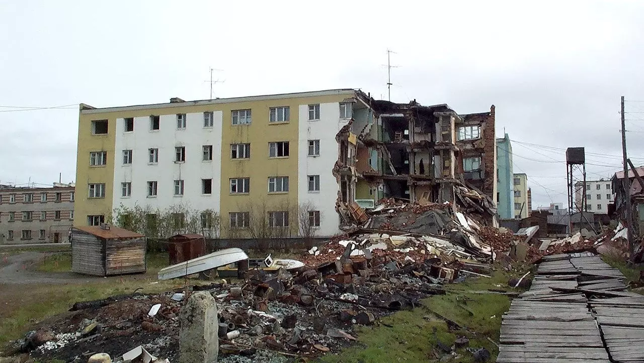 Таяние вечной мерзлоты разрушает дома в Якутии