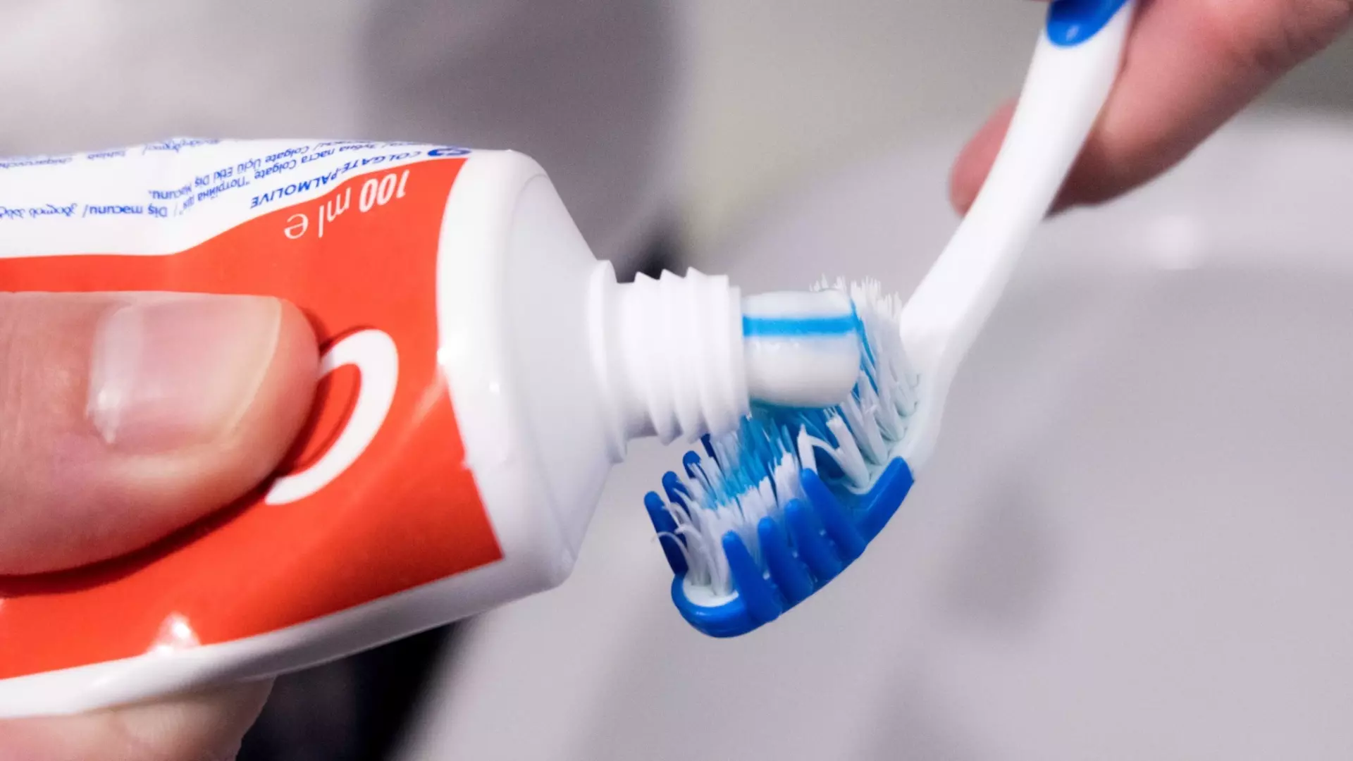 Фторид, содержащийся в зубной пасте, является ключевым компонентом для укрепления эмали и предотвращения кариеса
