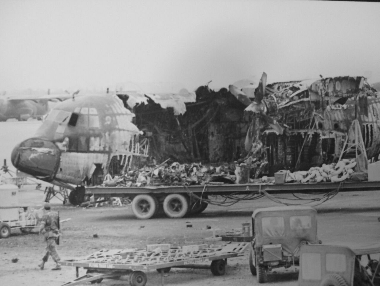 Военно-транспортный самолет Lockheed C-130B Hercules ВВС США, уничтоженный прямым попаданием реактивного снаряда на авиабазе Дананг 24.02.1971 (с) vietnamairlift.com