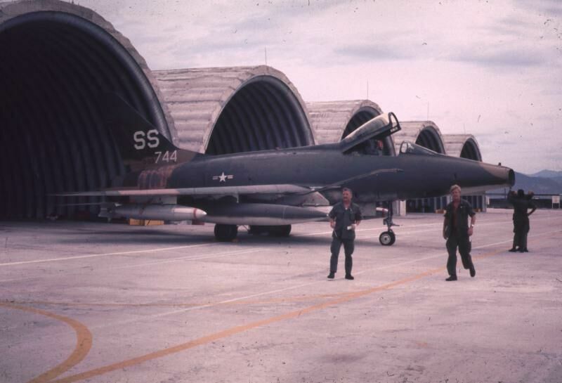 Построенные по программе Concrete Sky защитные укрытия для авиационной техники на американской авиабазе Фанранг. На переднем плане тактический истребитель North American F-100D Super Sabre ВВС США, 1971 год (с) Bruce Gordon