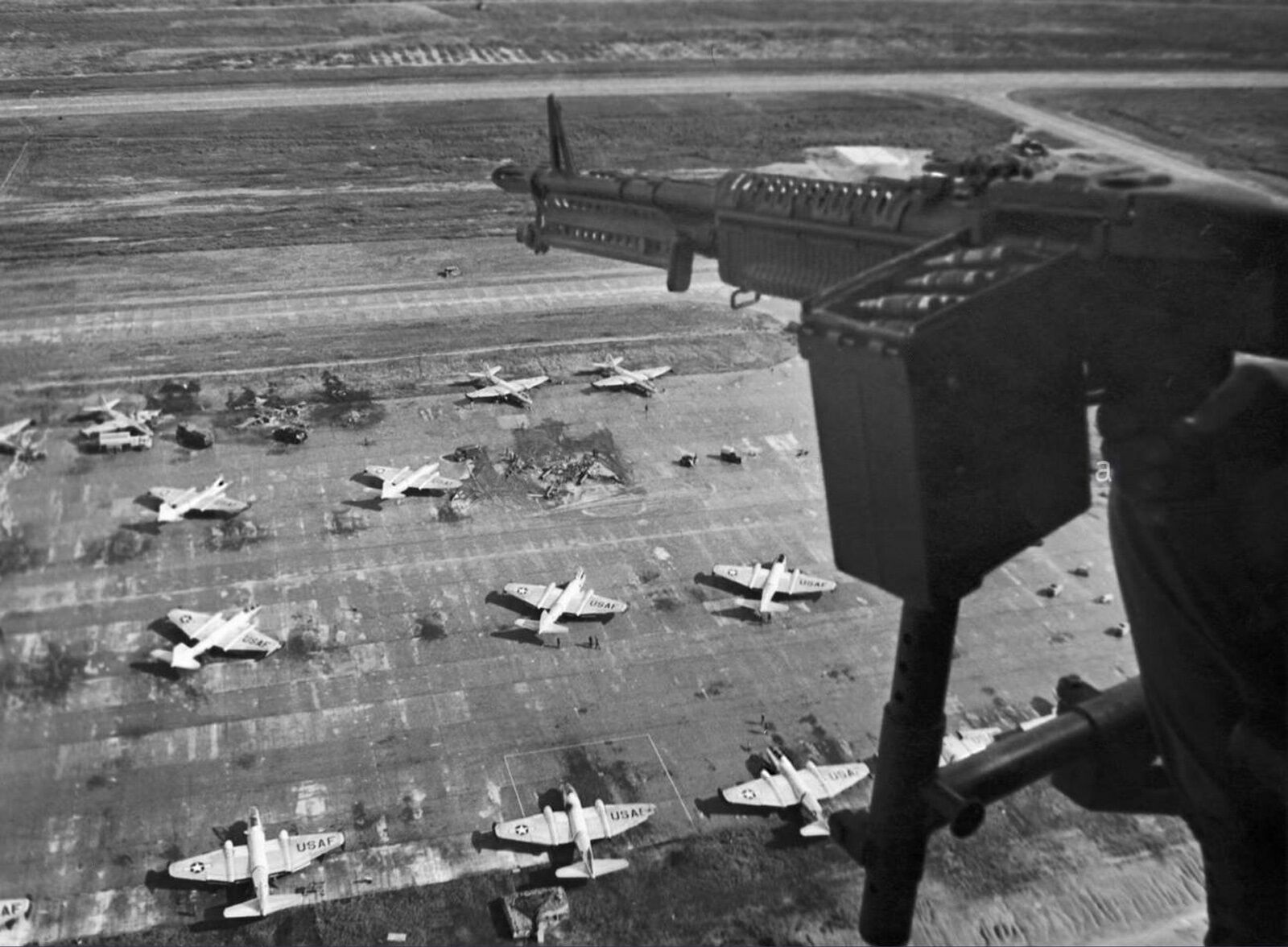 Сгоревшие и поврежденные бомбардировщики Martin В-57В Canberra ВВС США в результате обстрела вьетконговцами из 82-мм минометов американской авиабазы Бьенхоа близ Сайгона 01.11.1964 (c) manhhal
