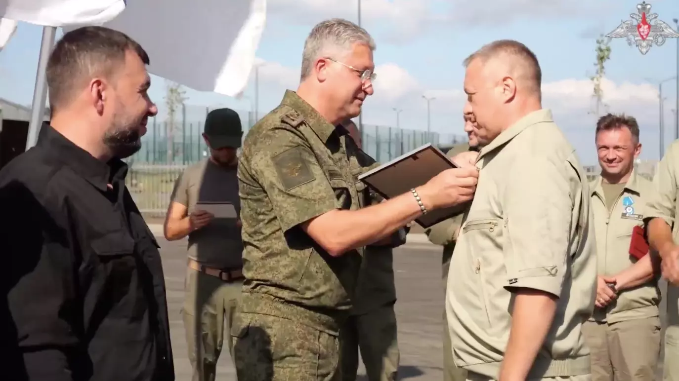Генерал-полковник Иванов вручает награды строителям Мариуполя